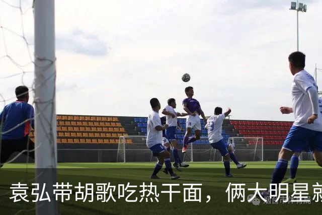 袁弘带胡歌吃热干面，俩大明星就坐路边吃，都没被大爷大妈认出